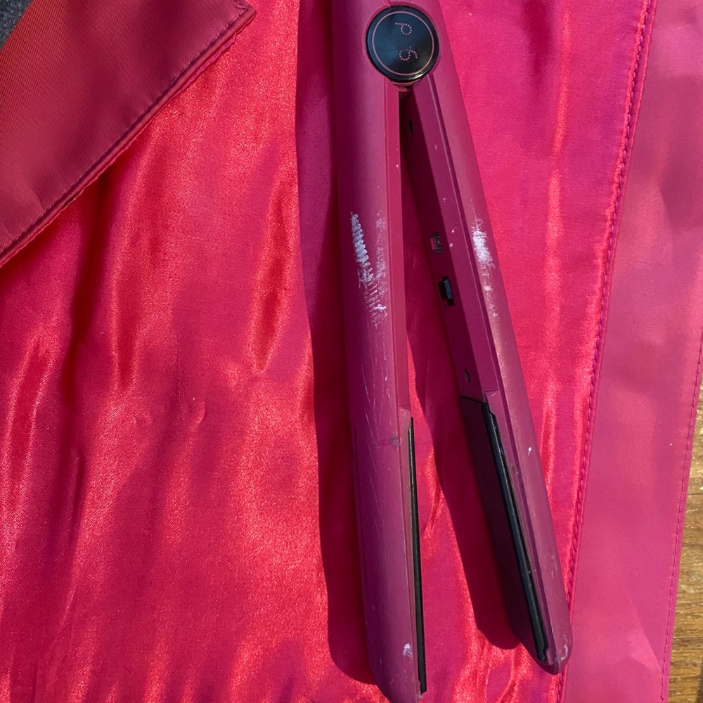 GHD 1 and 1/4 inch breast cancer benefit hair iron